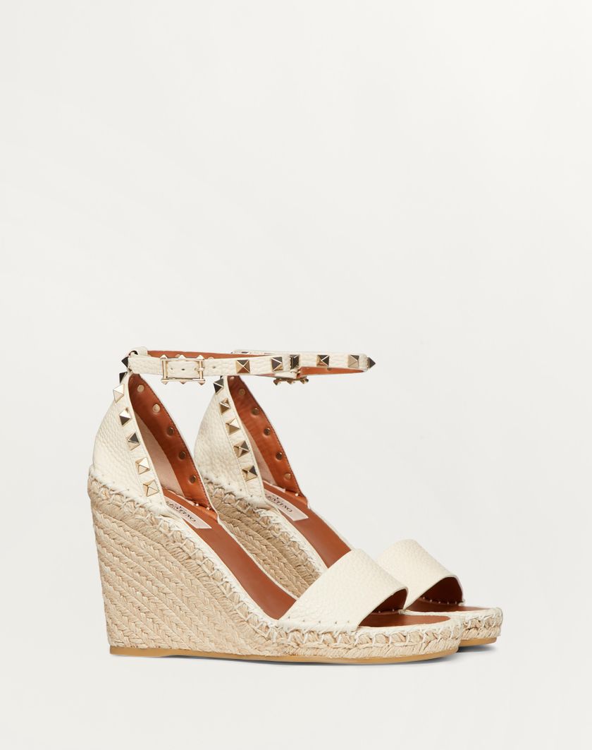 DOUBLE ROCKSTUD GRAINY CALFSKIN WEDGE SANDAL 105 MM - Image 1